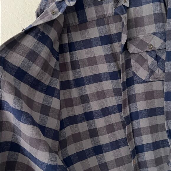 Field & Stream Navy and Gray Plaid Button Up Flannel in Size L - Picture 6 of 12